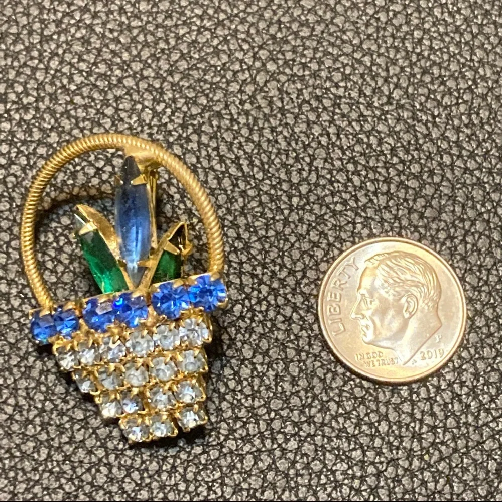 SAPPHIRE AND RHINESTONE UNIQUE VINTAGE FLOWER BASKET GOLD TONE PIN BROOCH